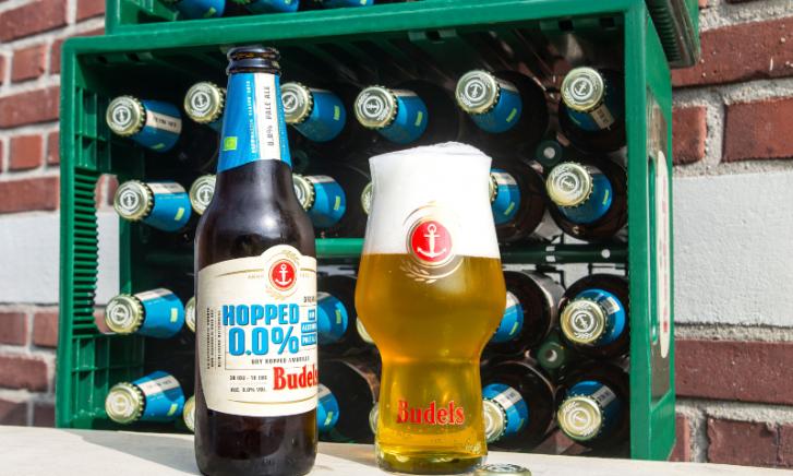 Budels Hopped 0.0% alcoholvrije Pale Ale fles en glas